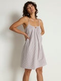 Vestido mini de seersucker a rayas con lazo en la espalda - Rayas de praliné